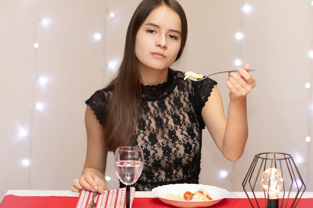 サラダを食べるレストランの若い女性