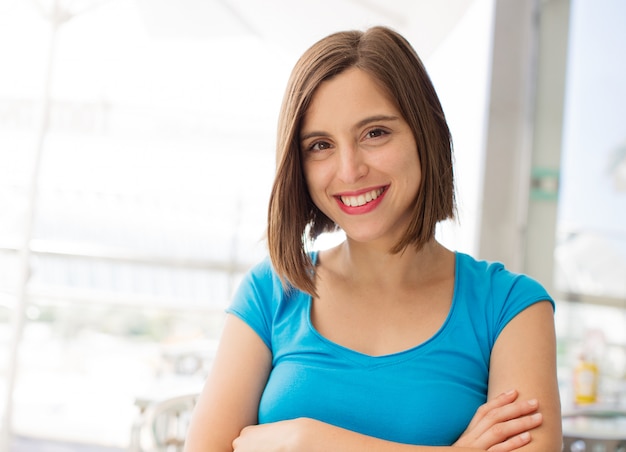 Photo young woman in a restaurant smiling