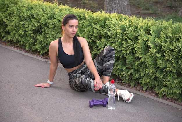 Photo young woman resting after workout