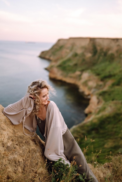 Foto giovane donna che si riposa in natura gente stile di vita relax e vacanze concetto moda