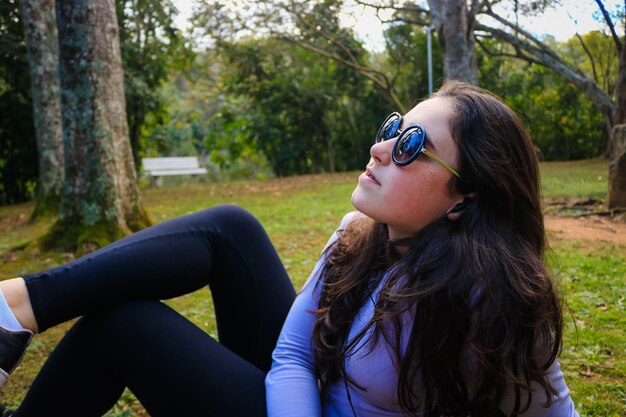 Photo young woman resting in park