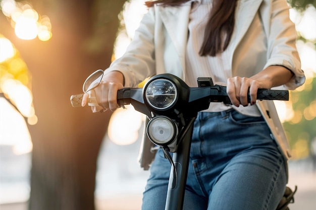 若い女性が街で電気スクーターに乗っている