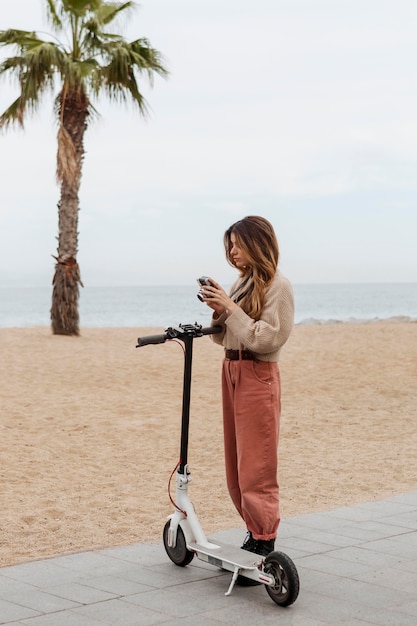 写真 電動スクーターに乗る若い女性