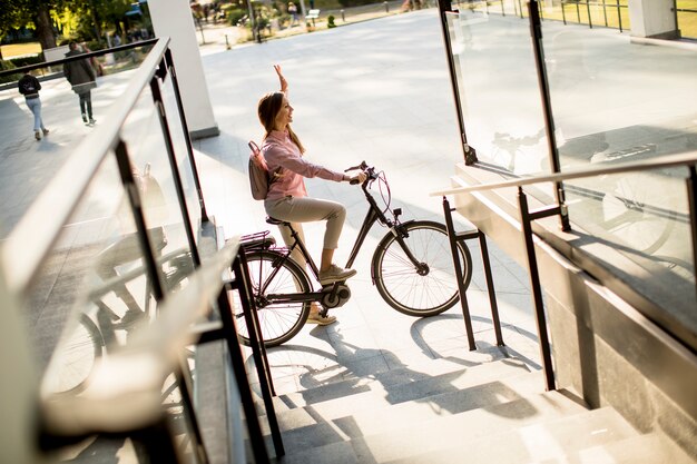 都市環境でeバイクに乗る若い女性