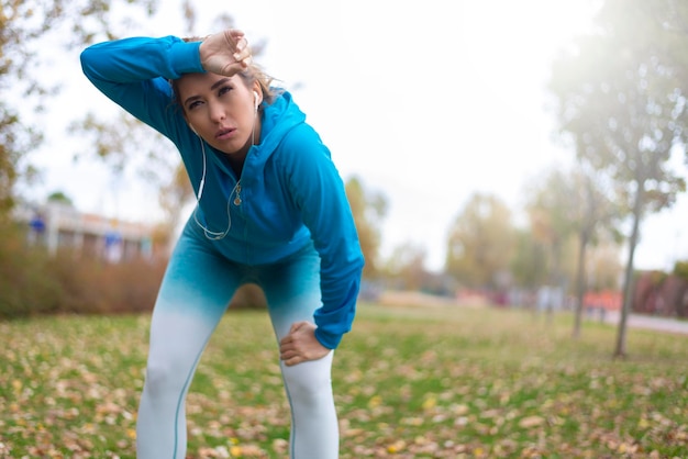 写真 トレーニング後に休んでいる若い女性ランナー