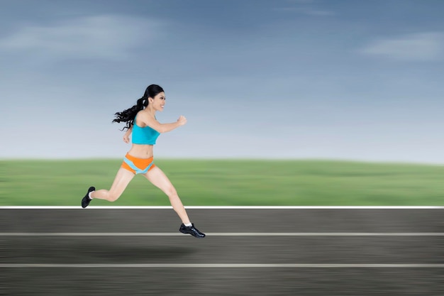 フィールドで走っている若い女性