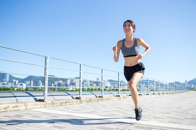 屋外で走っている若い女性