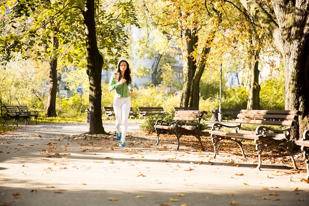 公園で走っている若い女性