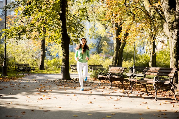 Foto giovane donna in esecuzione nel parco