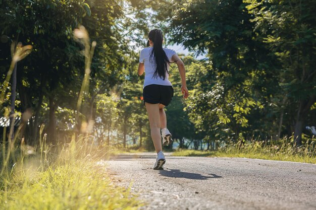 写真 若い女性が道路でスプリントを走っています フィットランナー フィットネスランナー アウトドアのトレーニング中