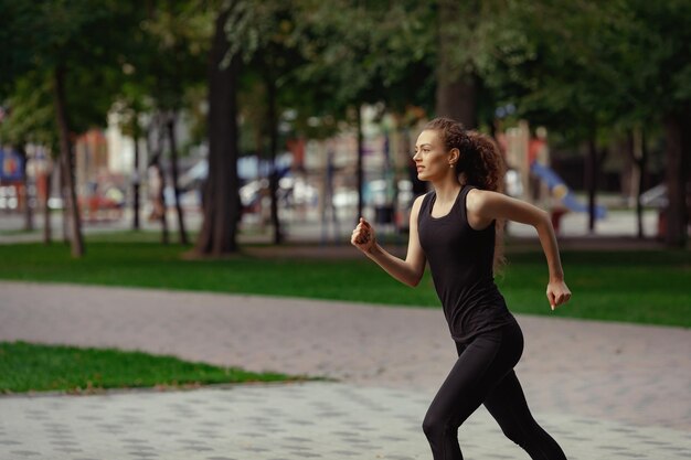 Foto giovane donna che corre per strada