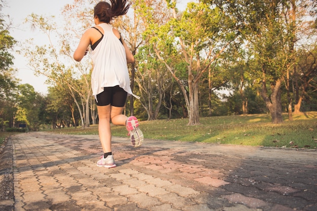 Giovane donna in esecuzione in legno, allenamento e esercizio per la corsa a corsa maratona in alba mattina. fitness concetto di stile di vita sano. immagini di stile d'effetto vintage.