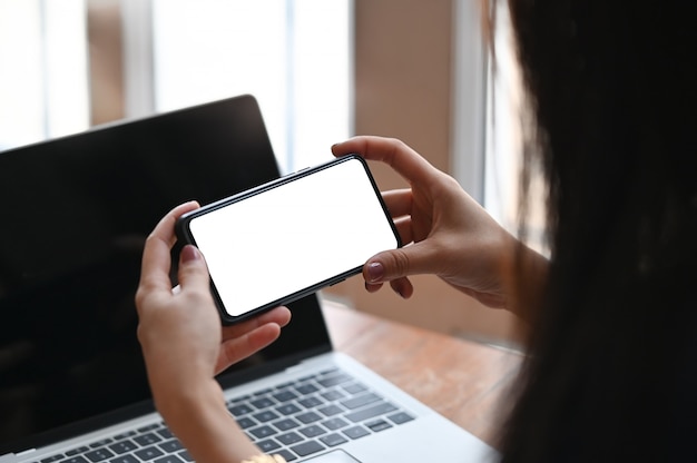 Photo young woman's h holding  looking mobile phone.