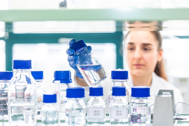 Foto scienziata di una giovane donna in un laboratorio di ricerca che crea un concetto di laboratorio per esperimenti scientifici