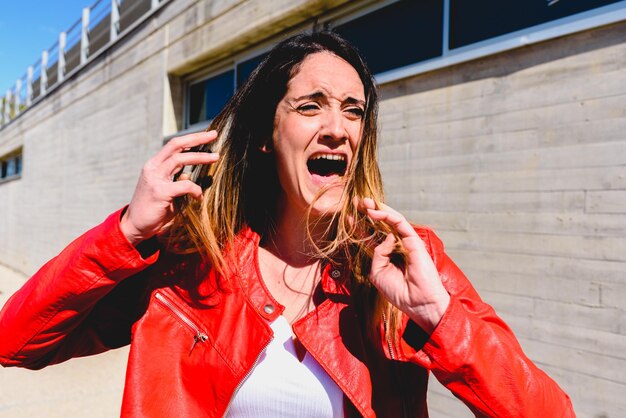 写真 建物に立って叫ぶ若い女性