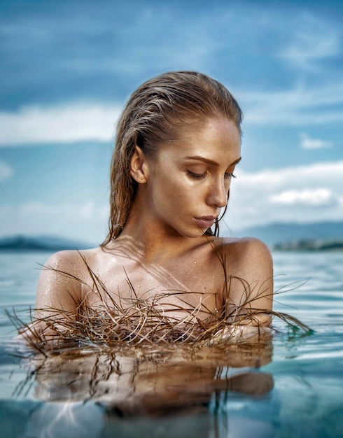 Foto giovane donna in mare