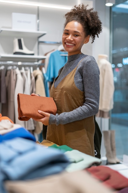 Foto giovane donna che fa shopping per i vestiti