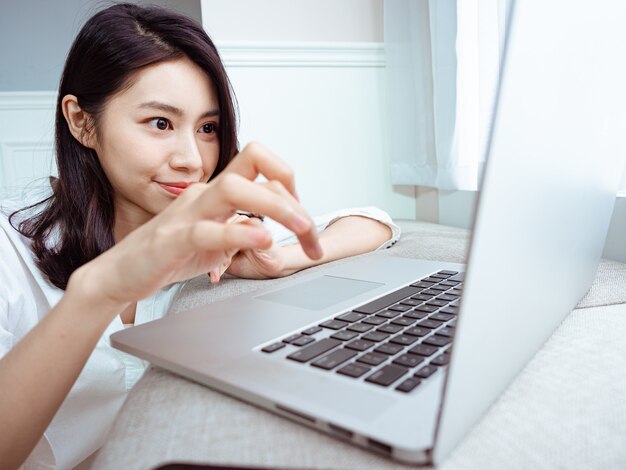 집에서 신용 카드와 노트북으로 온라인 쇼핑을 하는 젊은 여성