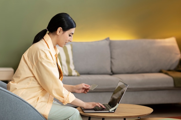 Photo young woman shopping online