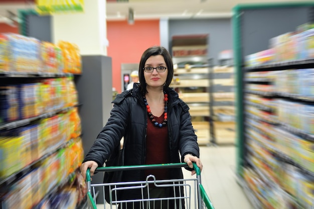 Foto giovane donna al negozio