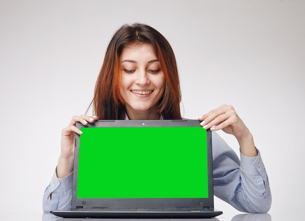 Photo young woman showing the computer