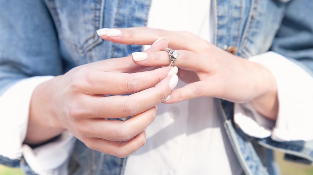 Foto giovane donna che mostra il suo anello di fidanzamento.