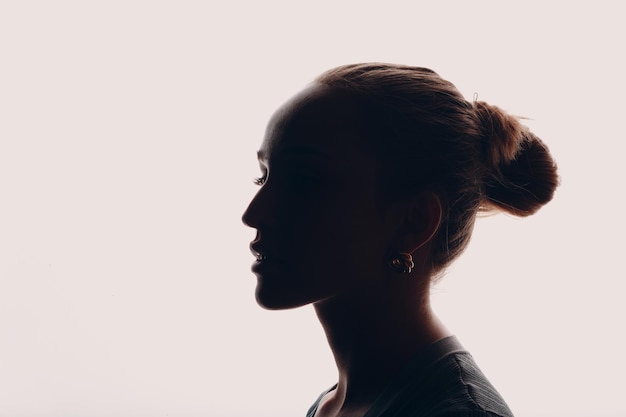 Foto ritratto di profilo della siluetta della giovane donna isolato