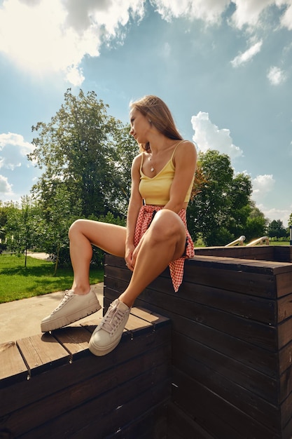 Молодая женщина сидит на деревянном полу