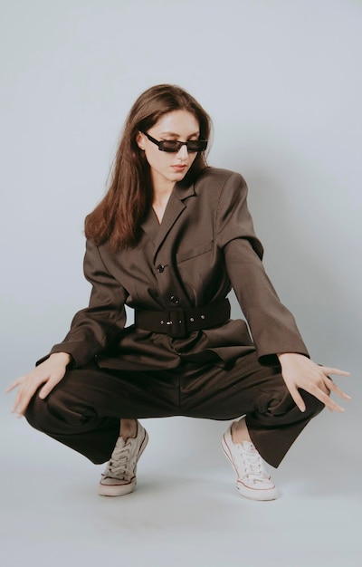 一位年輕女子坐在白色背景下