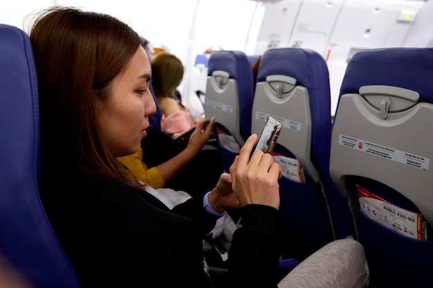 Foto giovane donna seduta in aereo