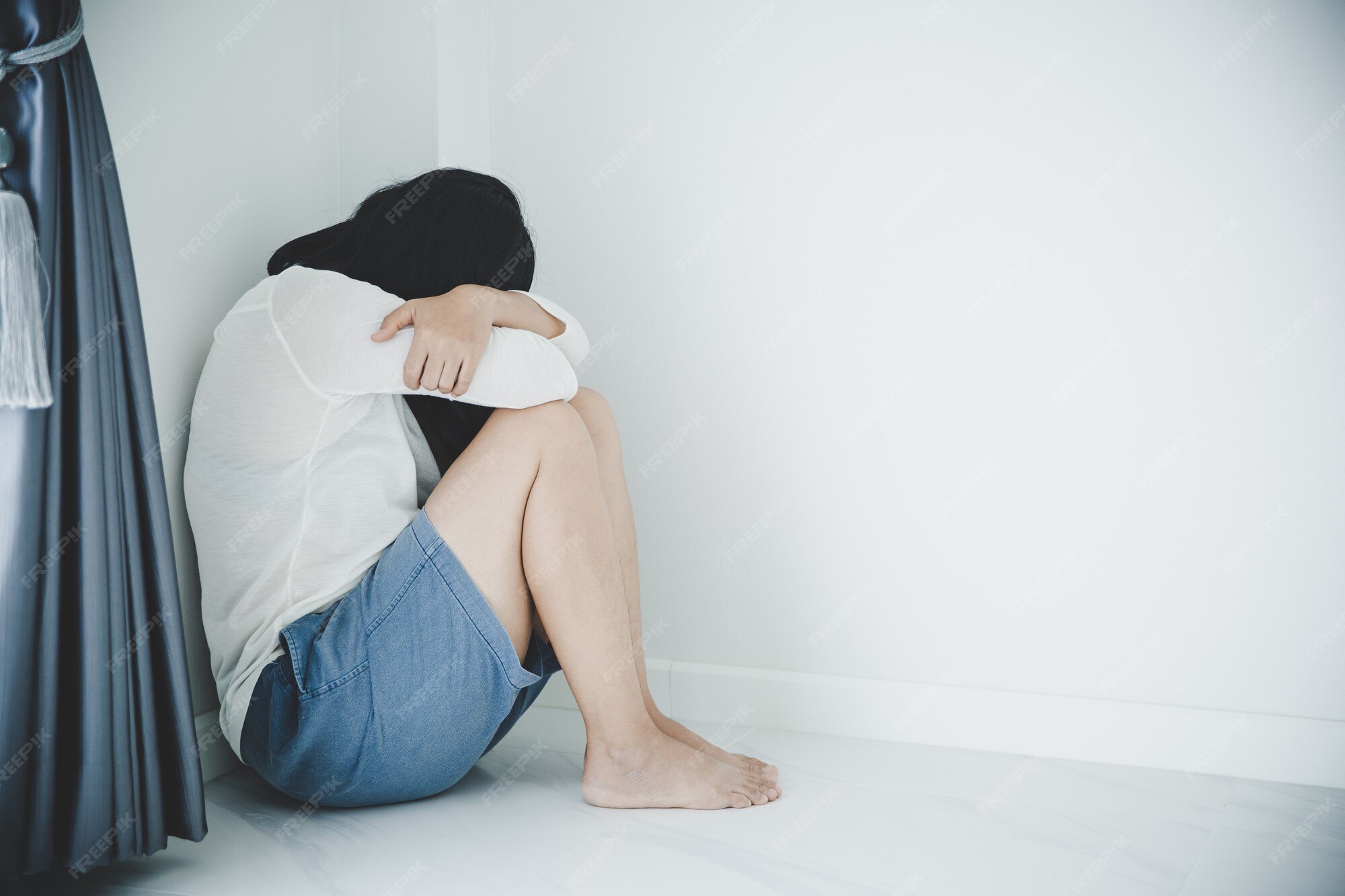 Premium Photo | A young woman sitting alone and depressed. the depression  woman sit on the floor, abuse and people concept