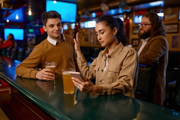 Photo young woman sitting at bar counter rejecting man