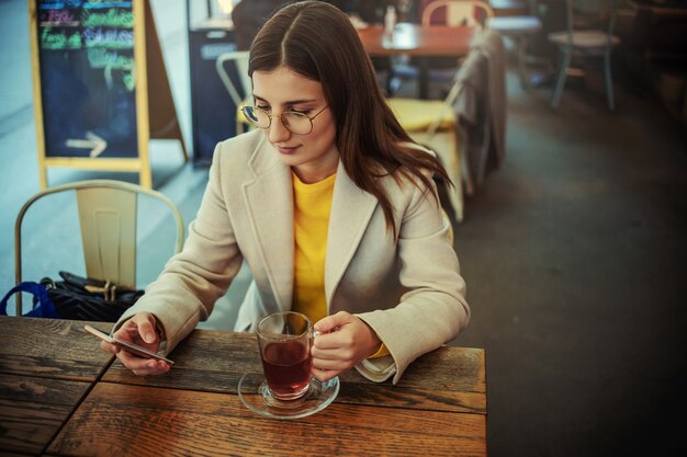 バーに座っている若い女性