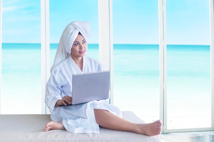 Photo young woman sitting on the beach