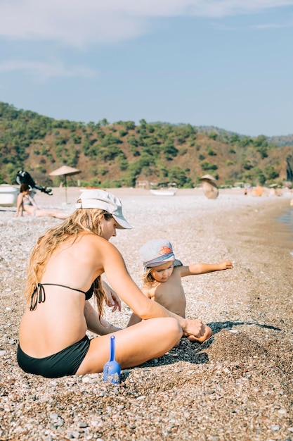 Foto giovane donna seduta sulla spiaggia