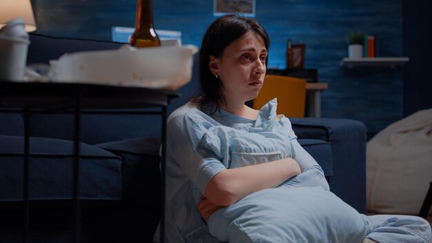 Photo young woman sitting on bed at home