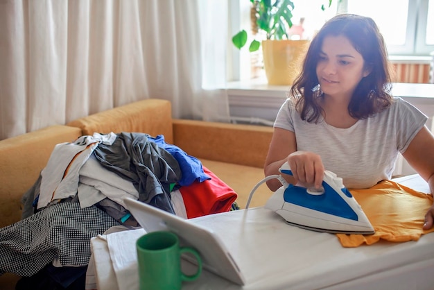 Photo young woman sitting on bed at home