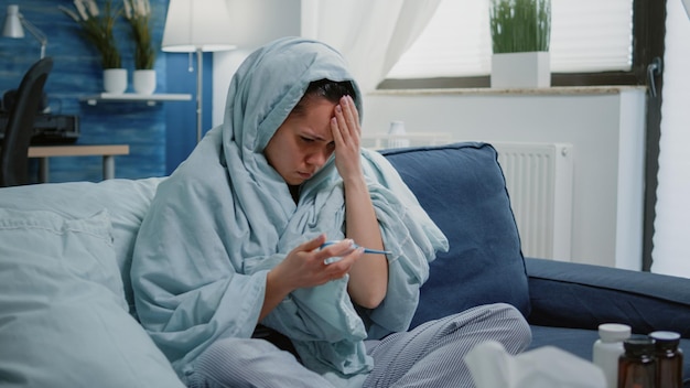 Photo young woman sitting on bed at home