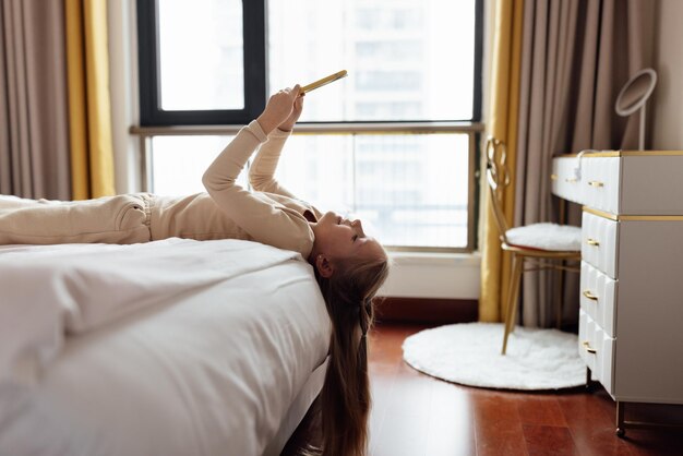 Photo young woman sitting on bed at home