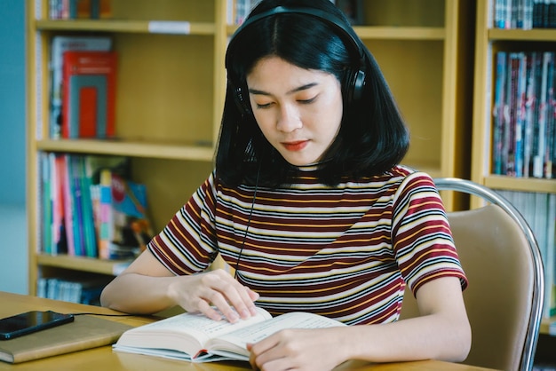 Photo young woman sitting on book