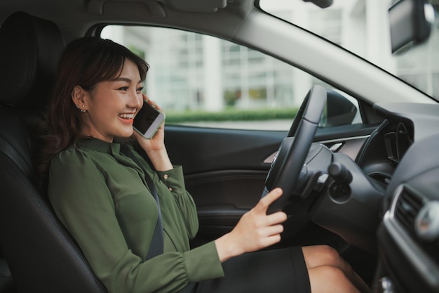 車に座って電話をかける若い女性