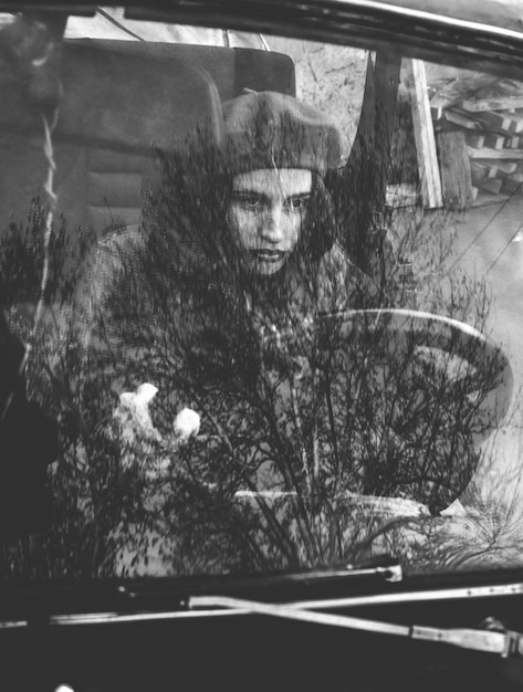 坐在車裡的年輕女人透過風玻璃看到