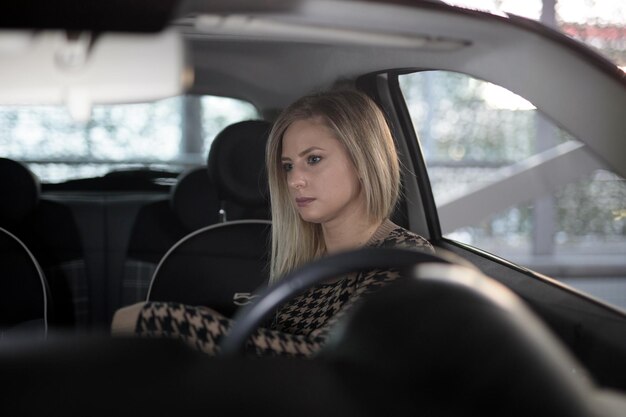 Photo young woman sitting in car