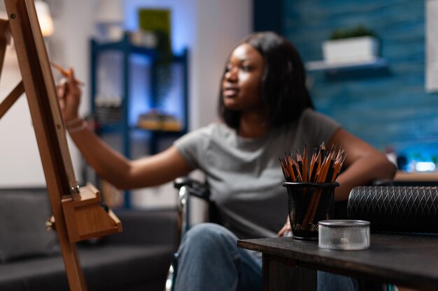 Photo young woman sitting on chair