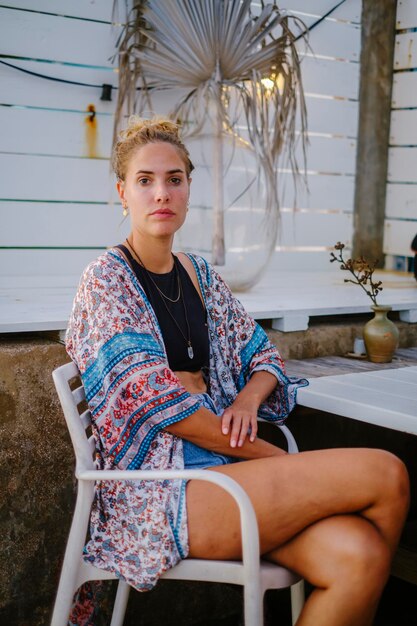 Photo young woman sitting on chair