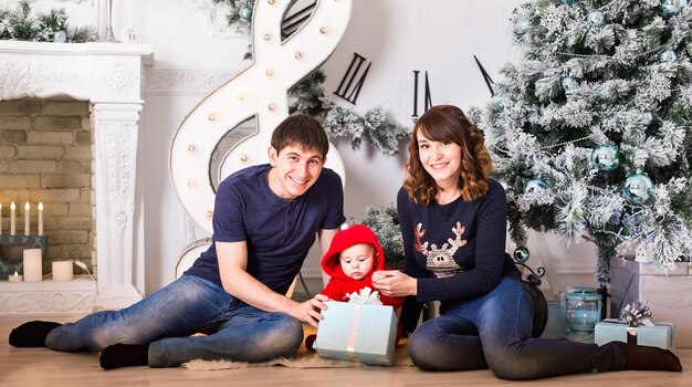 Photo young woman sitting on christmas tree