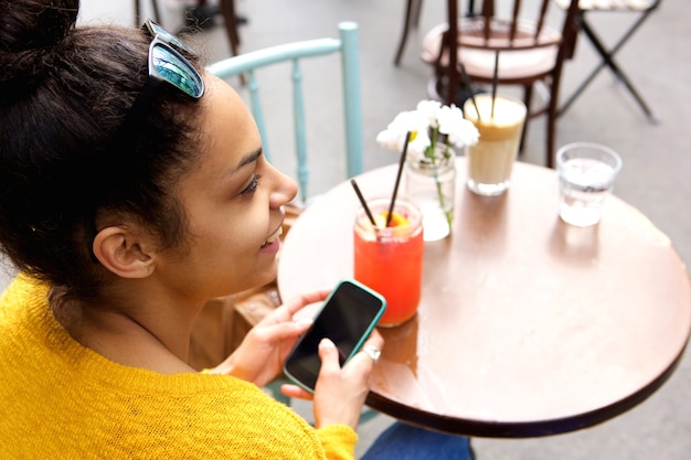 コーヒーの店に座っている若い女性