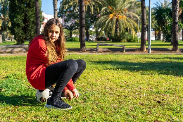 Photo young woman sitting on field