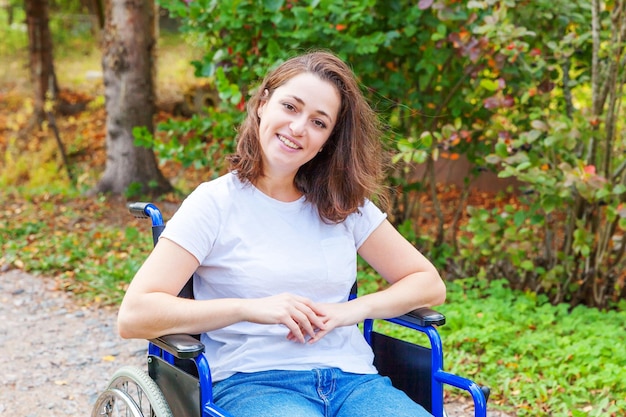 Foto giovane donna seduta sul campo