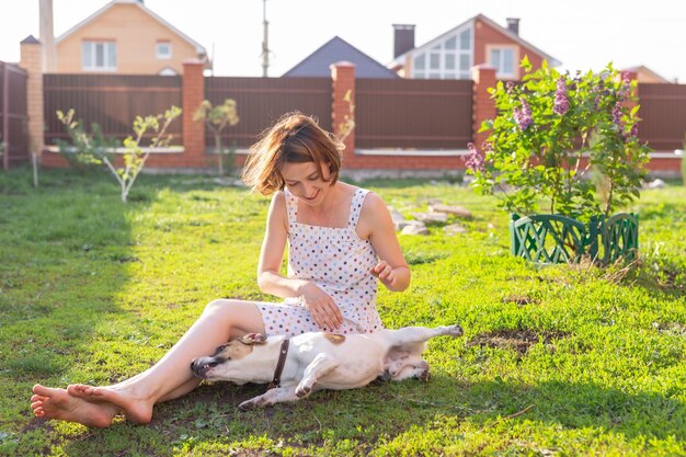 Photo young woman sitting on field